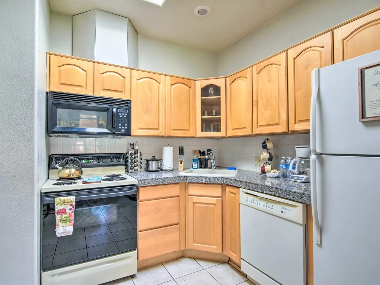 Casa 4 kitchen with maple cabinets and full-size appliances