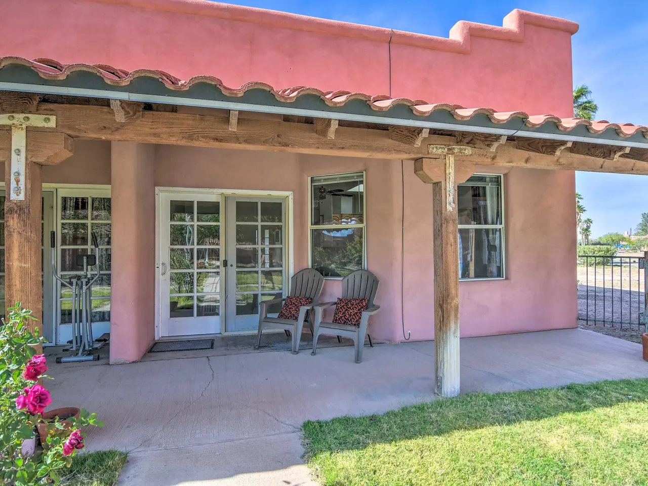Casa 4 private patio with chairs and roses