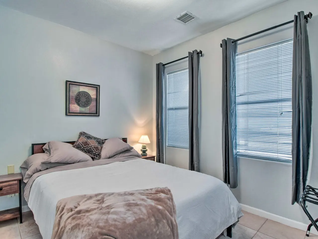 Casa 6 bedroom with a queen bed under two windows